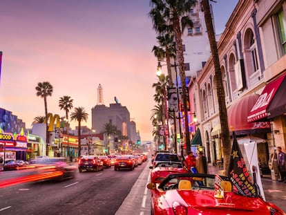 Hollywood Boulevard al atardecer, en Los Ángeles (EE UU).