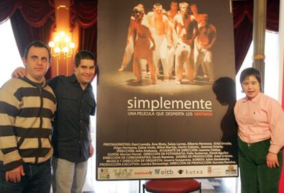 Mikel, Alberto y Ana, tres de los miembros de la compañía Despertar los Sentidos, en el Teatro Arriaga.