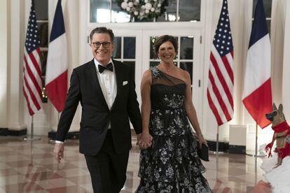 Como representante de los medios de comunicación, el presentador del programa de entrevistas nocturno, Stephen Colbert, acudió a la cita con su esposa, la actriz y productora Evelyn McGee-Colbert.
