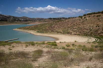  Vista del estadodel pantano y embalse de La Viñuela que se encuentra con un nivel muy bajo de agua por el efecto de la sequia.
