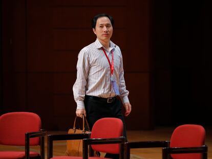 El científico chino He Jiankui, responsable del primer nacimiento de bebés modificados genéticamente, en un congreso en Hong Kong en 2018.