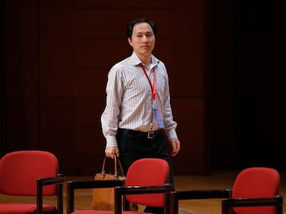 O cientista chinês He Jiankui, responsável pelo primeiro nascimento de bebês geneticamente modificados, num congresso em Hong Kong.