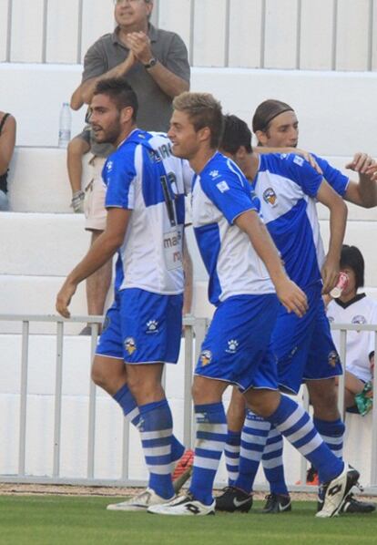 Florian, a la izquierda, celebra un gol con sus compañeros.