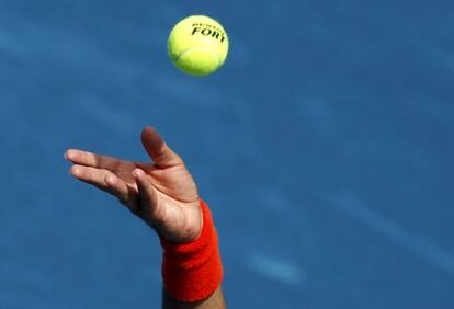 Fernando Verdasco se dispone a sacar en su partido ante Tomas Berdych 