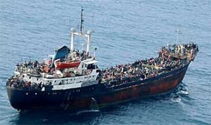 Más de mil inmigrantes ilegales, principalmente kurdos, llegaron ayer a Catania (Sicilia) a bordo de un barco, el <i>Mónica,</i> que fue remolcado hasta allí por la Marina francesa.