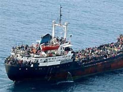 Más de mil inmigrantes ilegales, principalmente kurdos, llegaron ayer a Catania (Sicilia) a bordo de un barco, el <i>Mónica,</i> que fue remolcado hasta allí por la Marina francesa.