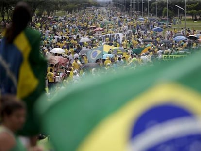 Manifestações contra Dilma em Brasília, neste domingo.