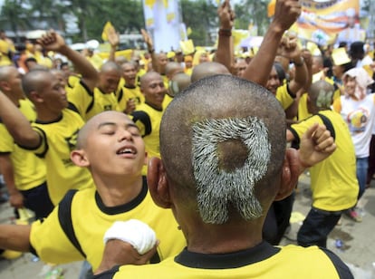 Simpatizantes del partido Golkar durante un acto de campaña electoral en Medan, al norte de Sumatra, Indonesia