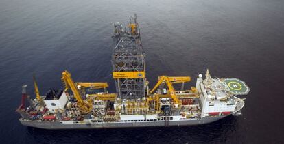 Fotograf&iacute;a facilitada por Repsol del Rowan Renaissance, el buque que la empresa utilizaba para las prospecciones en busca de petr&oacute;leo en Sand&iacute;a, en aguas pr&oacute;ximas a Canarias. 