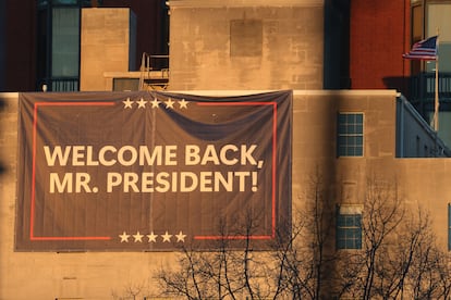 Un cartel de apoyo a Donald Trump se ve colgado en un edificio cercano al Capitolio de Estados Unidos, previo a la inauguracin del su segundo mandato.