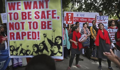 Mujeres indias gritan consignas durante una marcha para celebrar el Día Internacional de la Mujer en Nueva Delhi. Cientos de mujeres llevaron a cabo obras callejeras y marchas en la capital india para protestar contra la violencia doméstica, los ataques sexuales y la discriminación laboral y salarial. Los crímenes violentos contra las mujeres han aumentado en la India a pesar de las severas leyes promulgadas por el Gobierno.