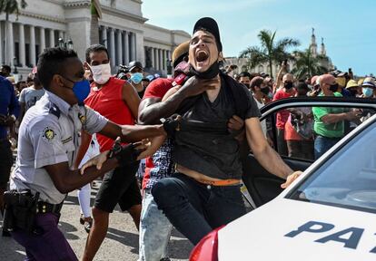 Un hombre es arrestado durante una manifestación contra el gobierno del presidente cubano Miguel Díaz-Canel en La Habana. Miles de cubanos participaron en protestas contra el gobierno, coreando 'Abajo  la dictadura' y 'Queremos libertad'.
