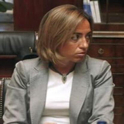 La ministra de Defensa, Carme Chacón conversa con el ministro del Interior, Alfredo Pérez Rubalcaba