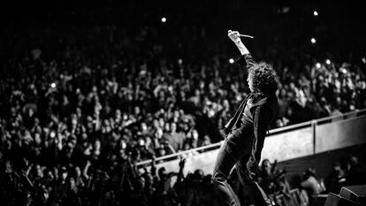 Enrique Bunbury, en pleno 'show' en el Palacio de Deportes de Ciudad de México en 2022.