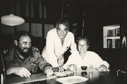 Gabriel García Márquez, entre Fidel Castro i l'agent literària Carmen Balcells, a l'Havana el 1980.