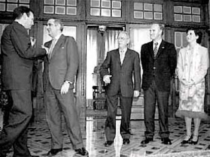 El <i>lehendakari,</i> Juan José Ibarretxe, con los tres diputados generales y la <b></b><i>vicelehendakari.</i>