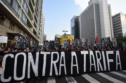 Estudantes com a faixa "Contra a tarifa".