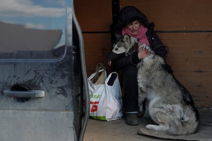 Una mujer abraza a su perro durante la evacuación de la ciudad de Irpin, el 10 de marzo. Desde el comienzo de la invasión rusa, han sido trasladados más de 300 animales a Lviv desde la parte este del país. Una vez en Polonia, los animales están sujetos a cuarentena, ya que la mayoría de ellos necesitan ser vacunados, registrados y algunos tratados por heridas y deshidratación.