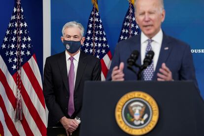 Jerome Powell escucha al presidente Joe Biden este lunes en la Casa Blanca.