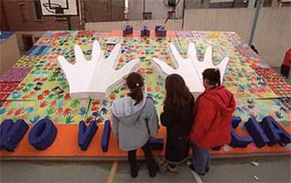 Unos niños observan un mural gigante instalado en el colegio Alfonso X el Sabio.