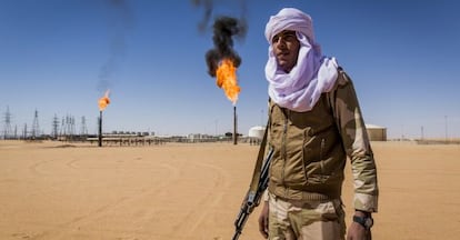 Un tuareg ante el tercer pozo de petr&oacute;leo m&aacute;s grande de Libia, en febrero.