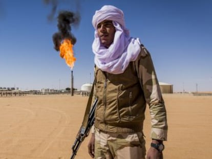 Un tuareg ante el tercer pozo de petr&oacute;leo m&aacute;s grande de Libia, en febrero.