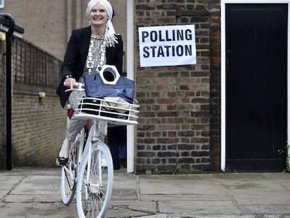 Una mujer abandona un colegio electoral en Londres.