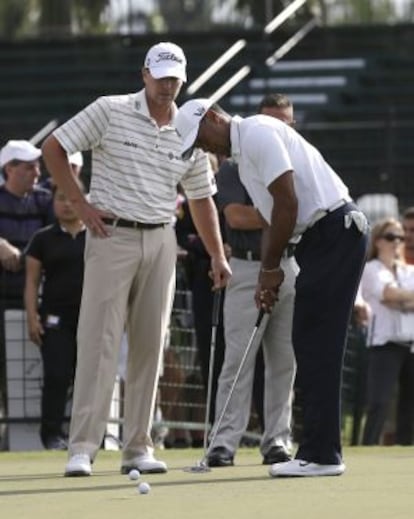 Tiger patea junto a Stricker.