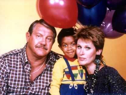 Alex Karras, en una foto de promoción de la serie Webster.