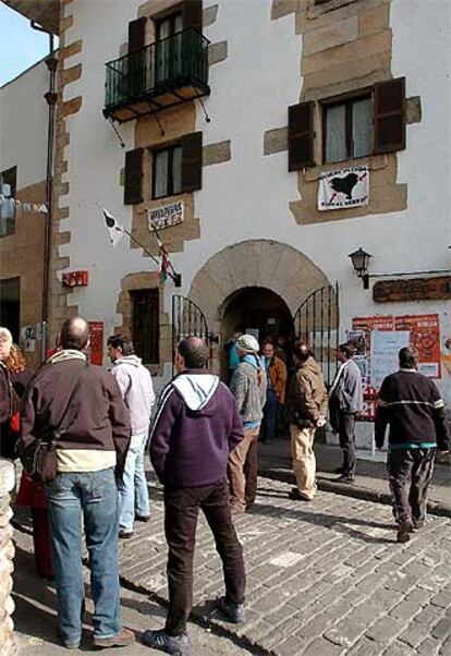 Concentración ante la <i> herriko taberna</i> de Usurbil, antes de la clausura.