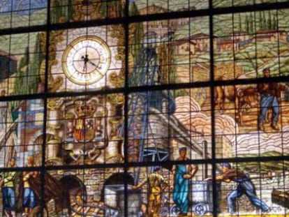 La vidriera del vestíbulo de la estación de Abando, en Bilbao.