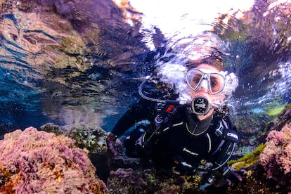 Una chica bucea en busca de los secretos que aguarda bajo el mar la Región de Murcia.