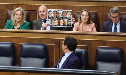 El portavoz parlamentario del PP, Miguel Tellado, exhibe un fotomontaje con cargos socialistas asesinados por ETA durante el pleno del Congreso de los Diputados del pasado miércoles.