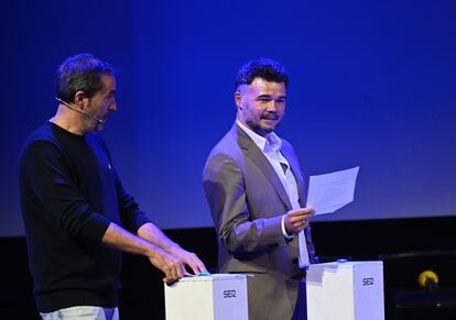 Raúl Pérez y Gabriel Rufián en el programa especial de 'A vivir' en el Teatro Capitol de Madrid.