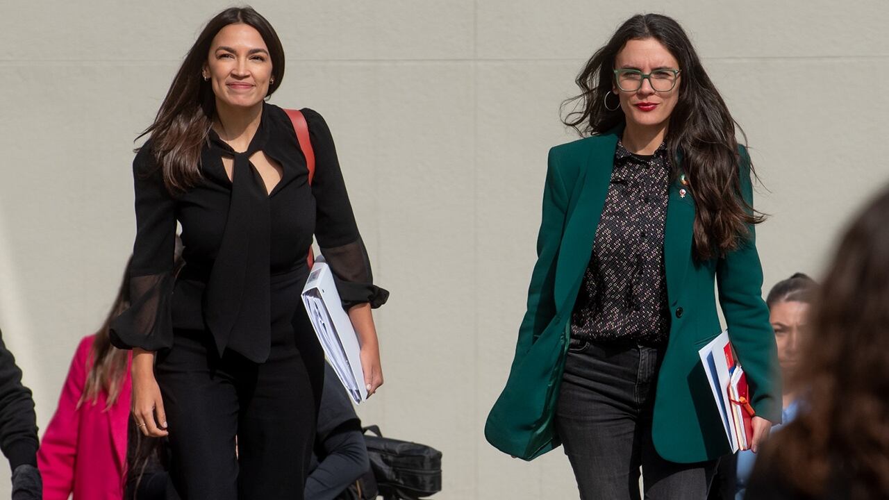 Camila Vallejo y Alexandria Ocasio-Cortez, junto a la delegación del Partido Demócrata de Estados Unidos, en Santiago de  Chile.