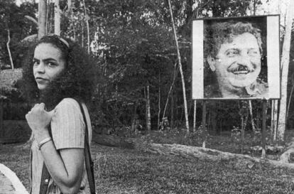 Nesta foto de 1995, Marina Silva posa na frente de uma foto do seringueiro e ativista ambiental Chico Mendes, mentor da candidata, que foi assassinado em 1988.