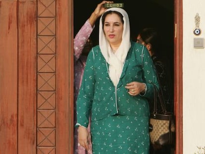 Benazir Bhutto, en su residencia dubaití en octubre de 2007, dos meses antes de ser asesinada. En la imagen, una familiar coloca una copia del Corán sobre la cabeza de la ex primera ministra paquistaní