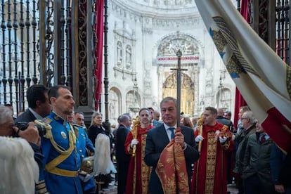 El alcalde de Sevilla, José Luis Sanz, porta la espada de Fernando III por la catedral de Sevilla el día de San Clemente, en noviembre de 2023. 