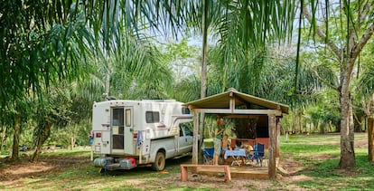 Caravana en una zona de campin en Bonito (Brasil).