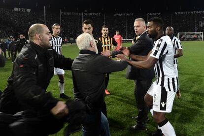 El presidente del equipo griego de fútbol PAOK arremete contra el árbitro, el pasado 12 de marzo.