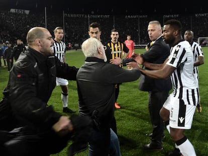 El presidente del equipo griego de fútbol PAOK arremete contra el árbitro, el pasado 12 de marzo. 