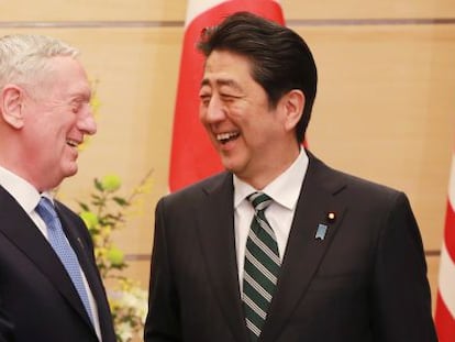 El secretario de Defensa de EE UU, Jim Mattis, y Shinzo Abe, el viernes.