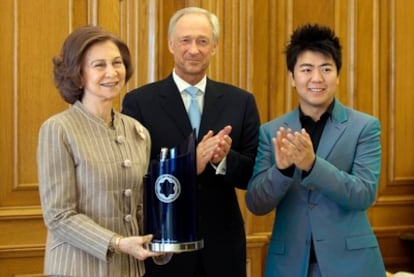 La reina Sofía recibe el premio Montblanc de la Cultura de manos del pianista y presidente de la Fundación Montblanc Lang Lang y del presidente de Montblanc Internacional Lutz Bethge.