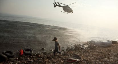 Un helicòpter de Frontex patrulla les costes gregues.