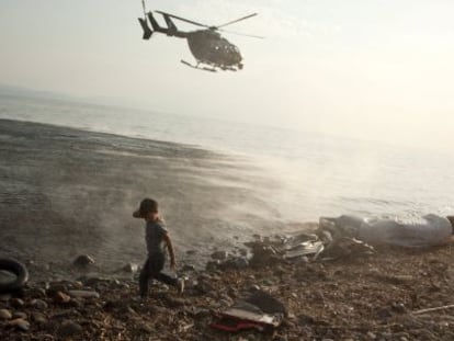 Un helicóptero de Frontex patrulla las costas griegas.