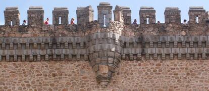 Un grupo de visitantes pasea por el castillo de Manzanares el Real.