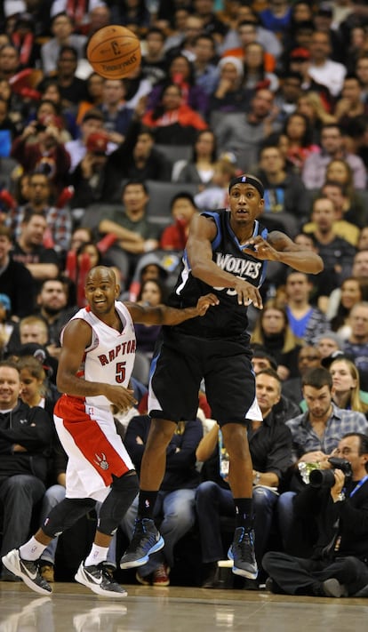 Cunningham, de los Minnesota Timberwolves, pasa el baló ante Lucas, de los Raptors.