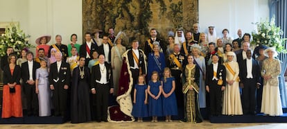 El rey Guillermo Alejandro, la reina Máxima, y sus tres hijas, posan con los miembros reales y jefes de estado invitados a la investidura del rey Guillermo como monarca de los Países Bajos, en el Palacio Real de Ámsterdam (Holanda).