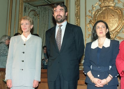 El ministro de Justicia, Juan Alberto Belloch, con las secretarias de Estado de Interior, Margarita Robles (derecha), y de Justicia, María Teresa Fernández de la Vega, en mayo de 1994.