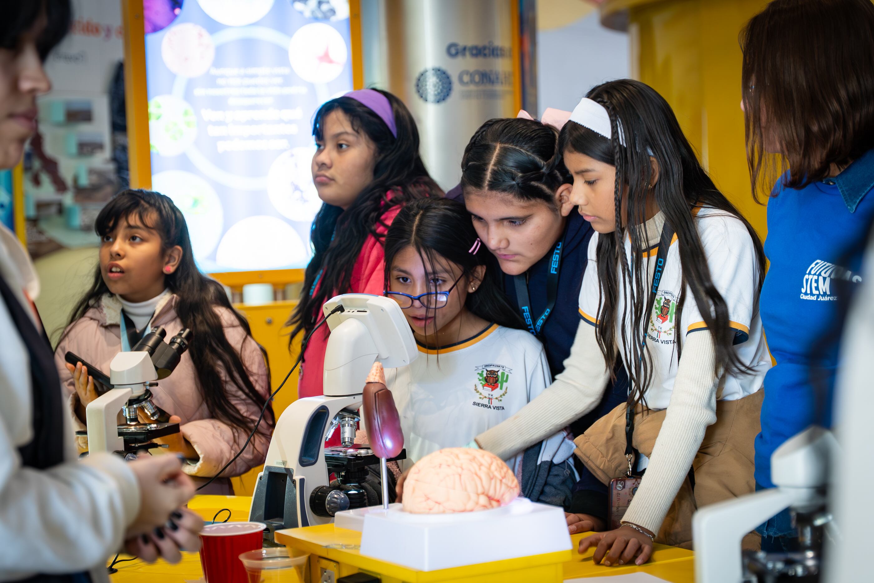 El programa Carreras STEM de Abertis ha beneficiado a 70.000 personas jóvenes en México. /ABERTIS